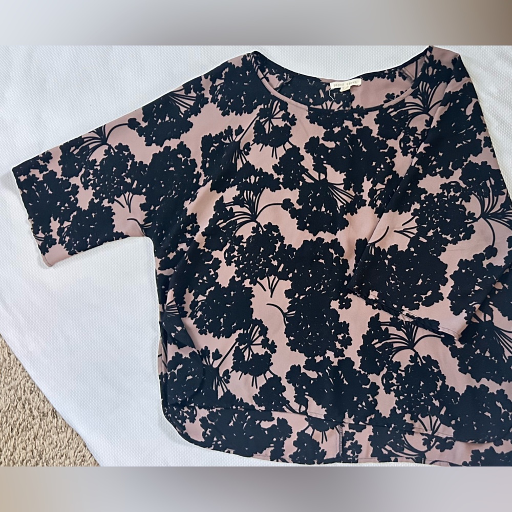 Floral blouse 
￼